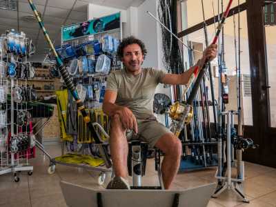 Seduto su una sedia �da combattimento� usata sulle barche per la pesca dei tonni, vi � il 56enne Pasquale Ruggieri, l�attuale proprietario